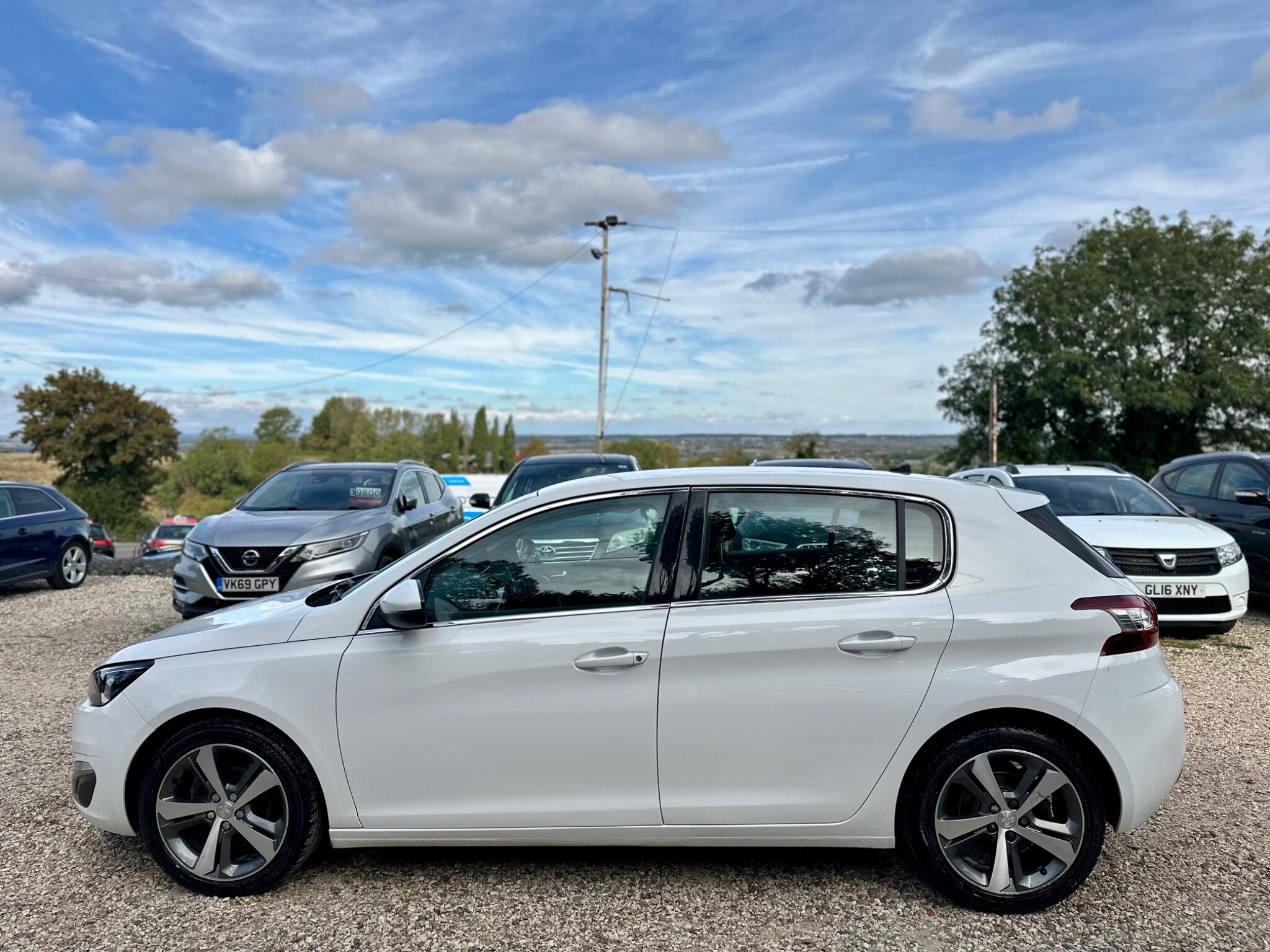Peugeot 308 view 11