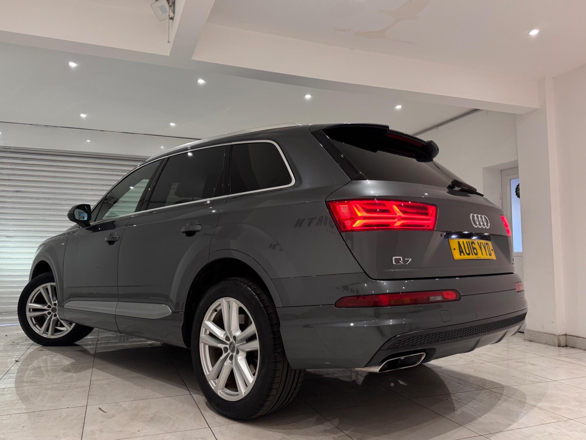 Audi Q7 view 3
