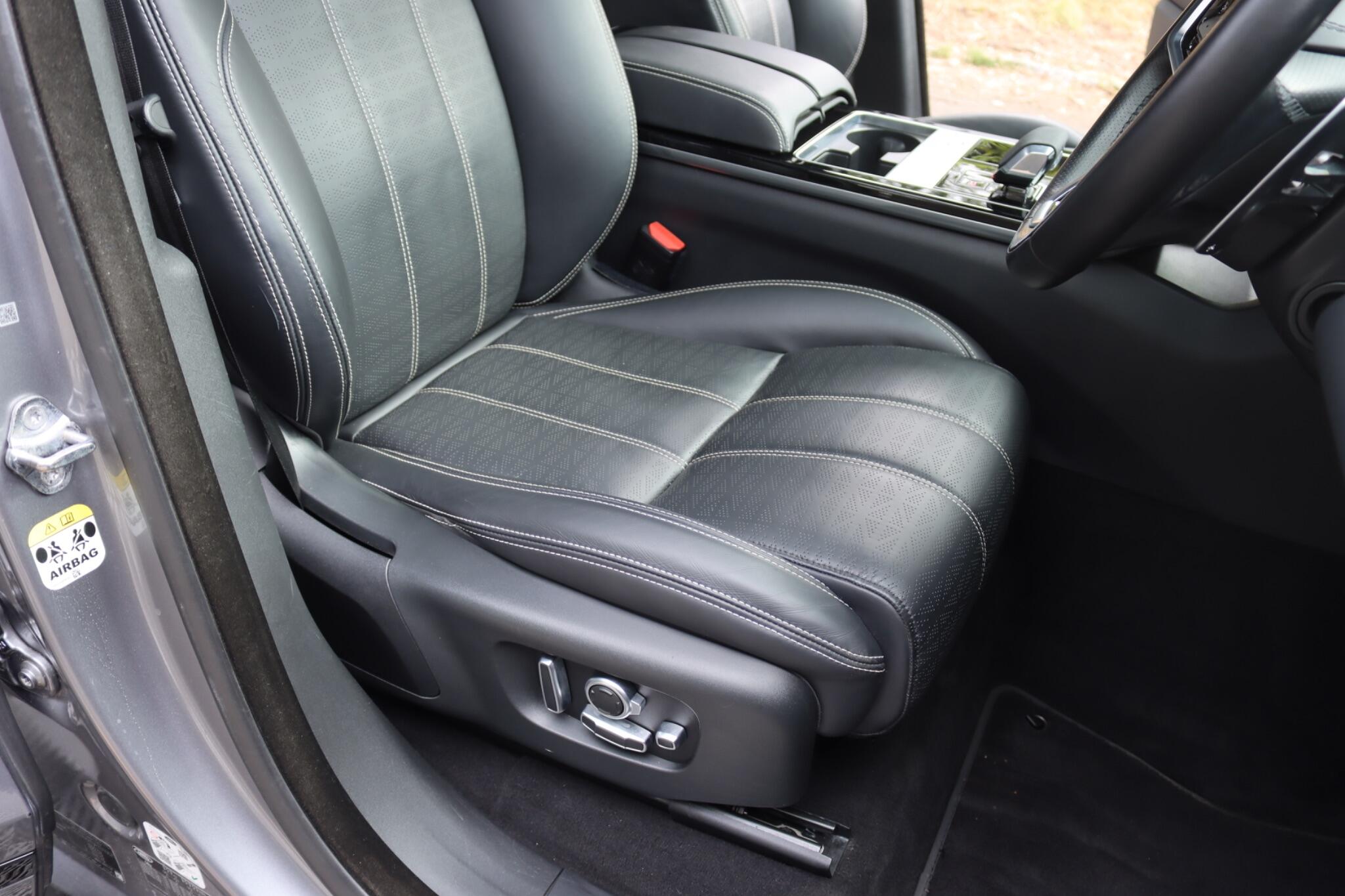 Land Rover Range Rover Velar view 39