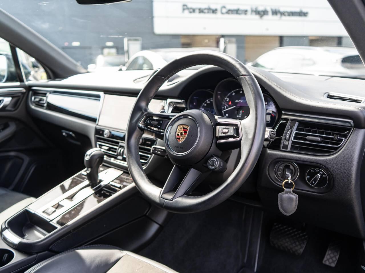 Porsche Macan view 4