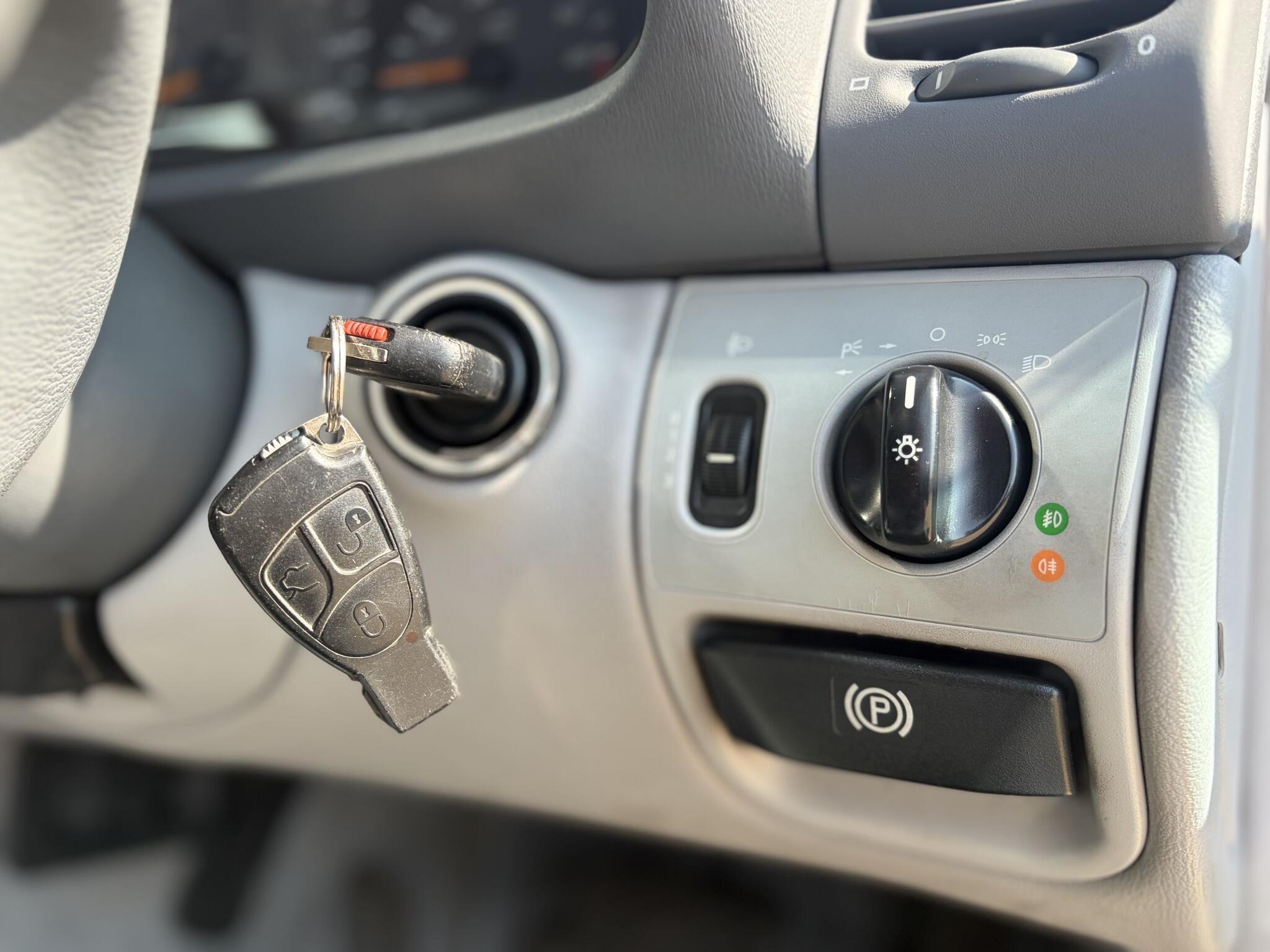 Mercedes-Benz CLK view 20