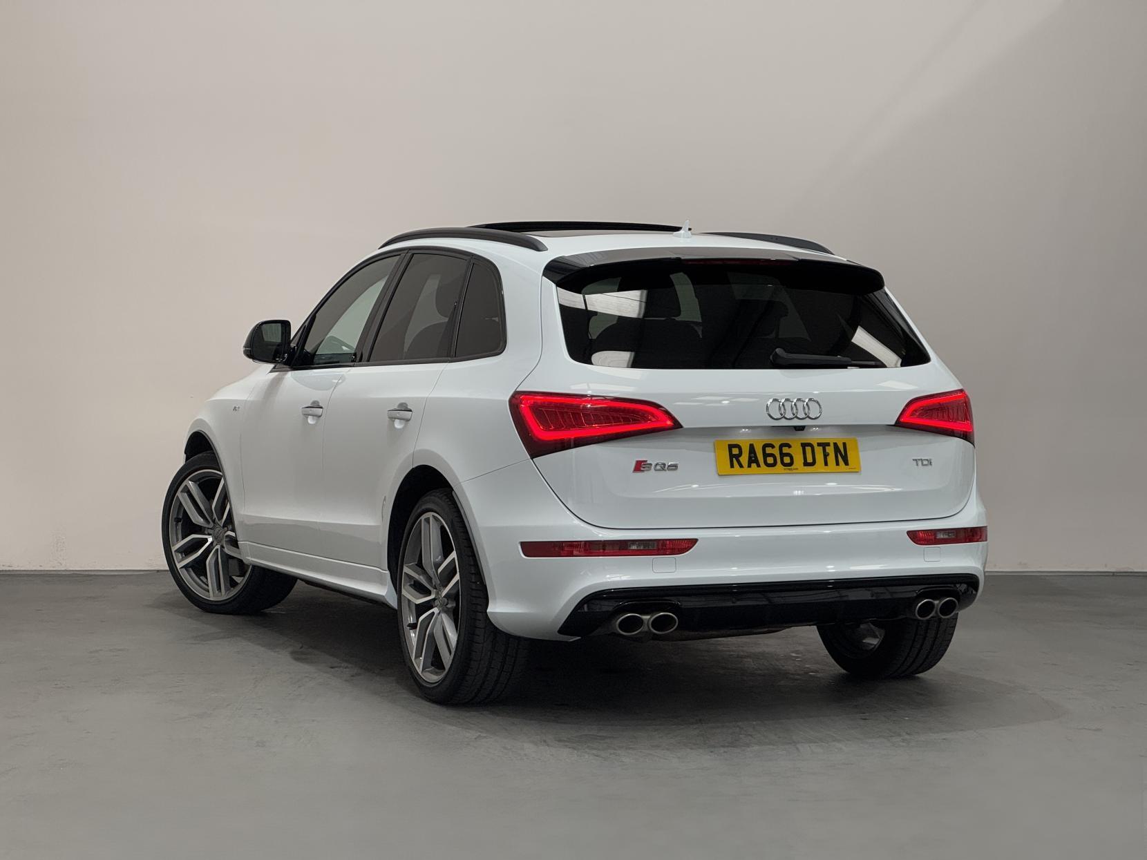 Audi SQ5 view 8