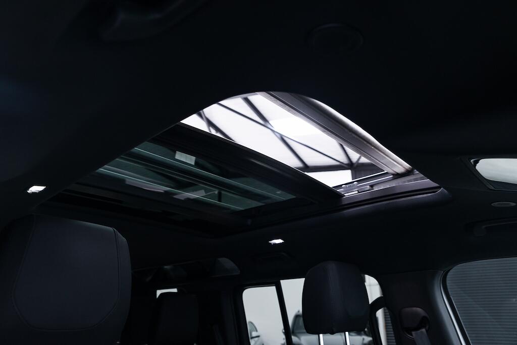 Land Rover Defender view 5