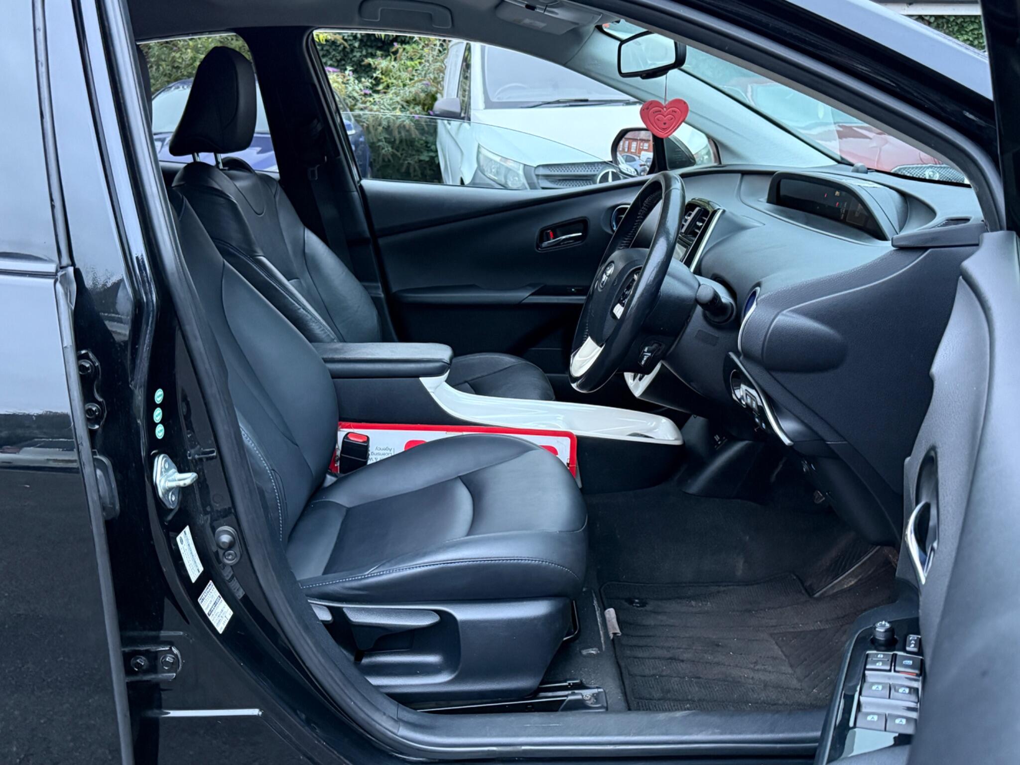 Toyota Prius - Image 10