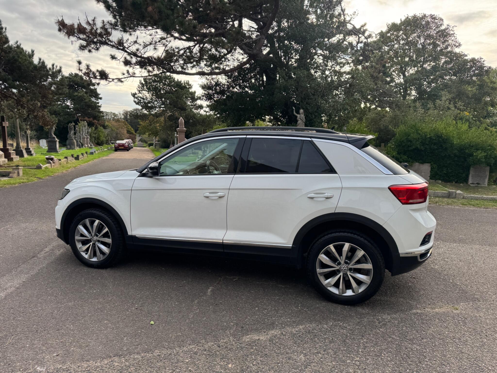 Volkswagen T-Roc view 10