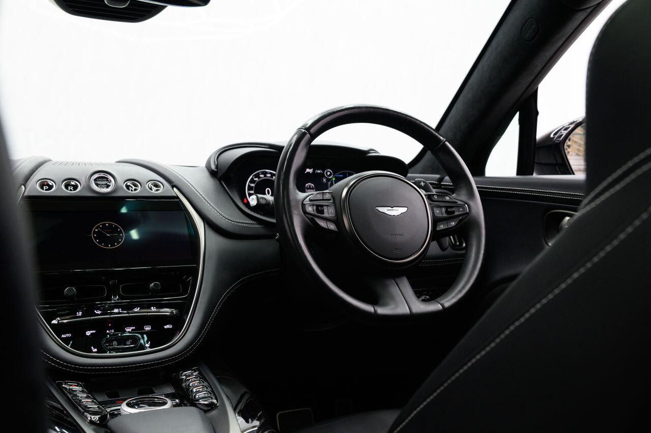 Aston Martin DBX view 40