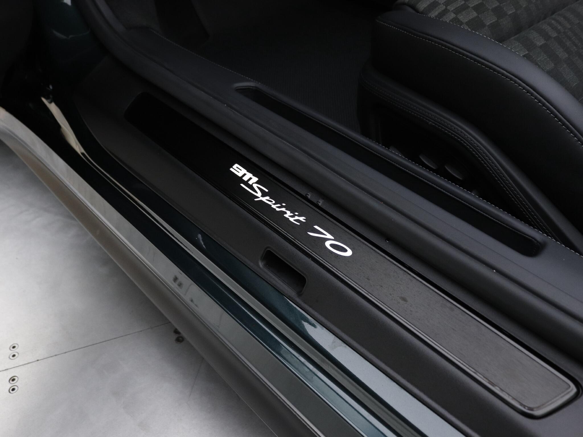 Porsche 911 view 33