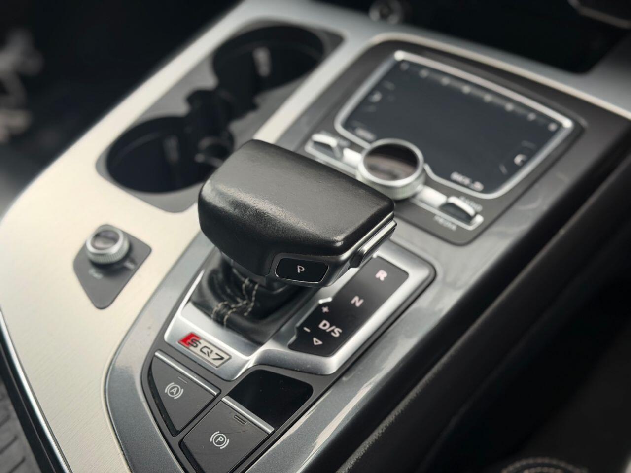 Audi SQ7 view 16