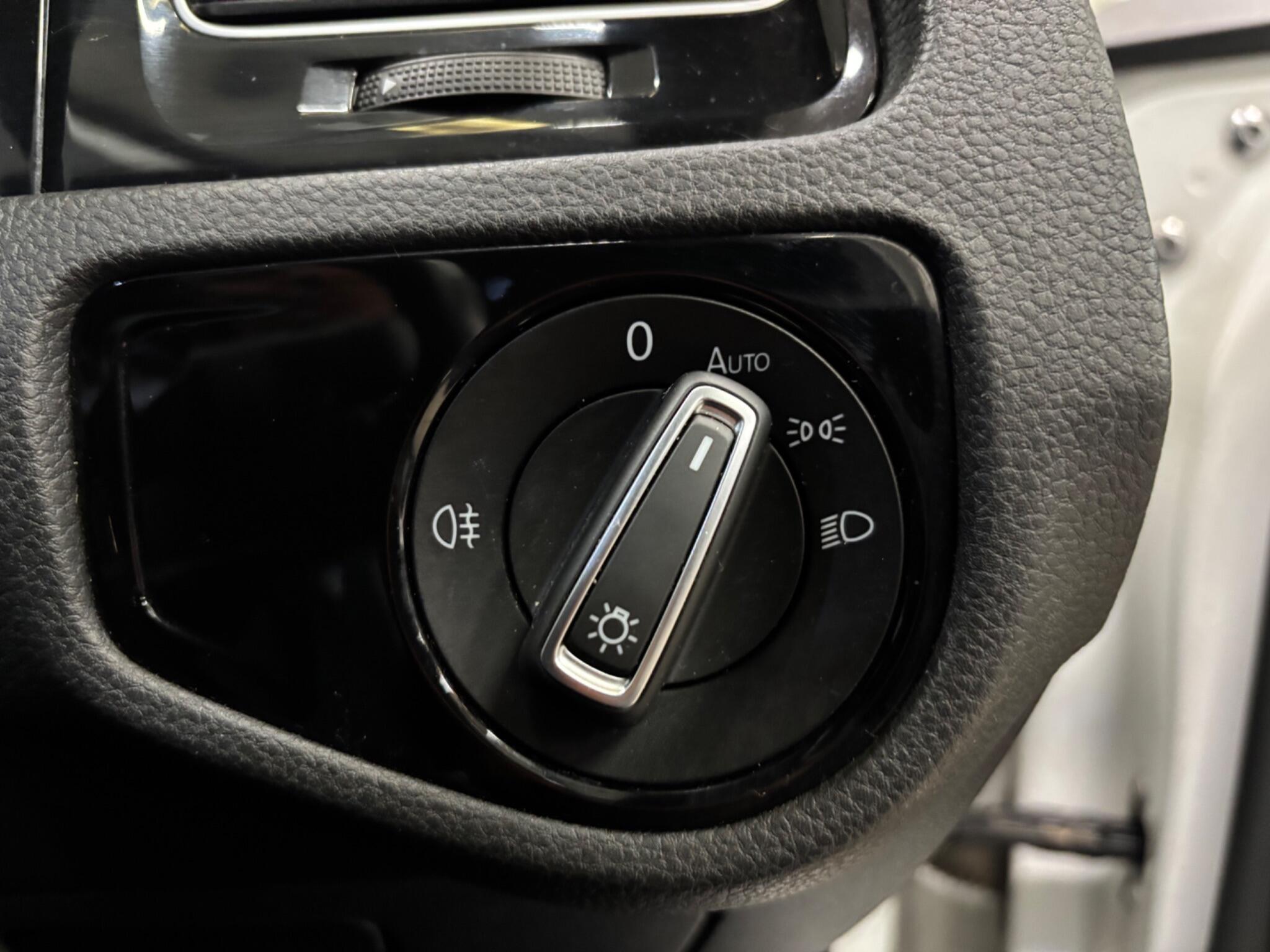 Volkswagen Golf view 8