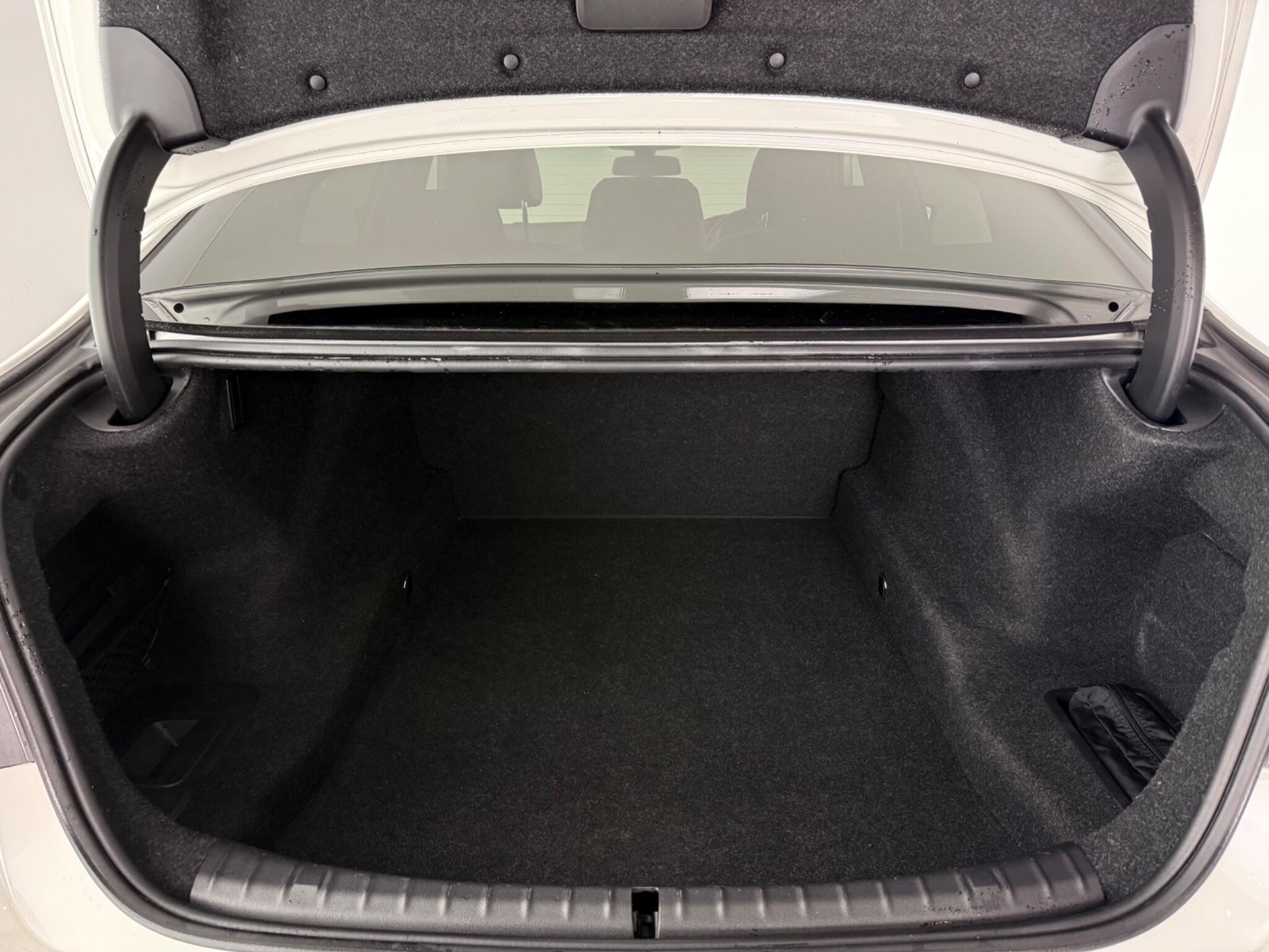 BMW 5 Series view 10