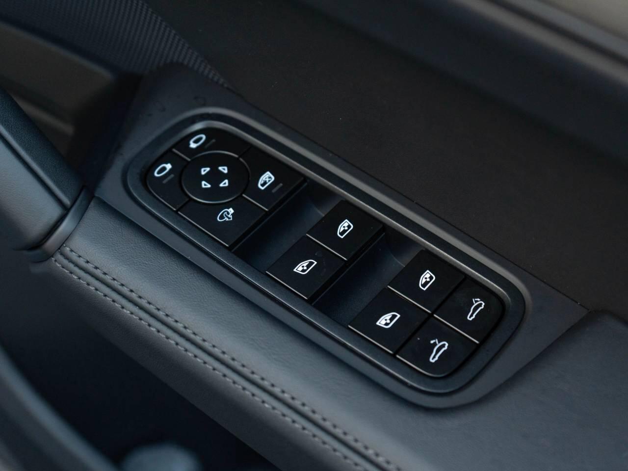 Porsche Cayenne view 31