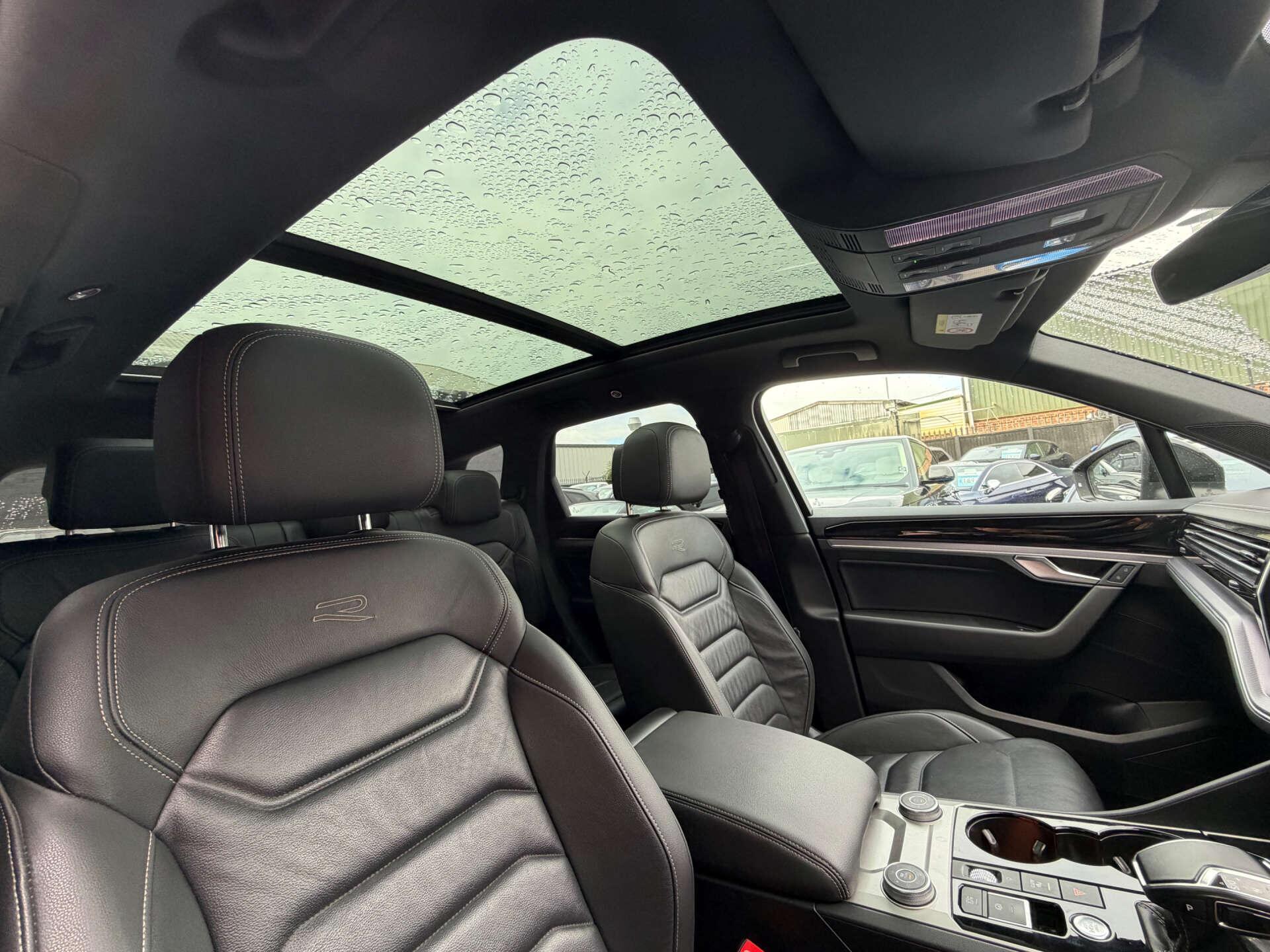 Volkswagen Touareg view 11
