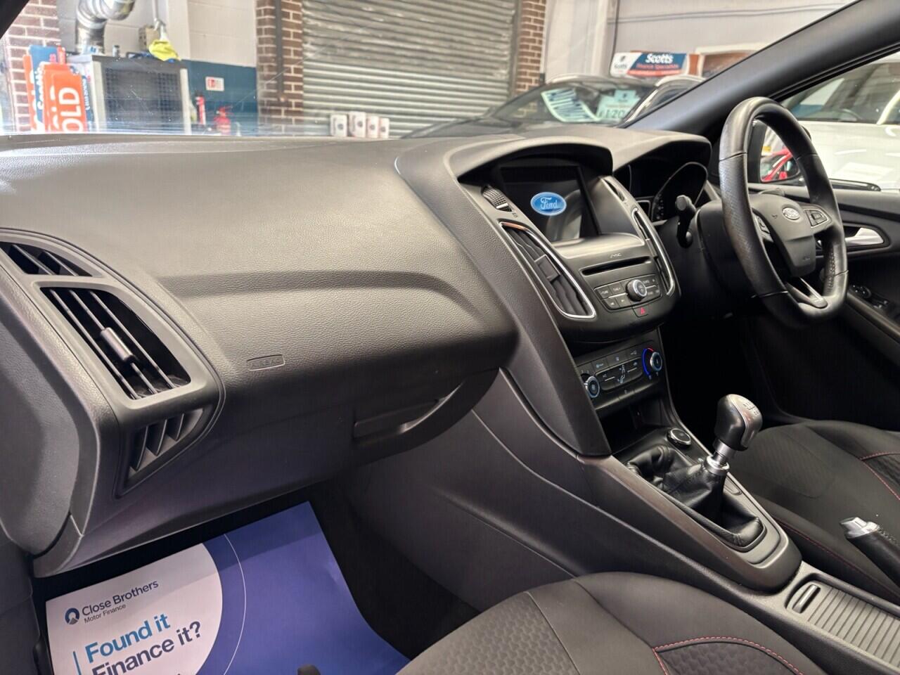 Ford Focus view 24
