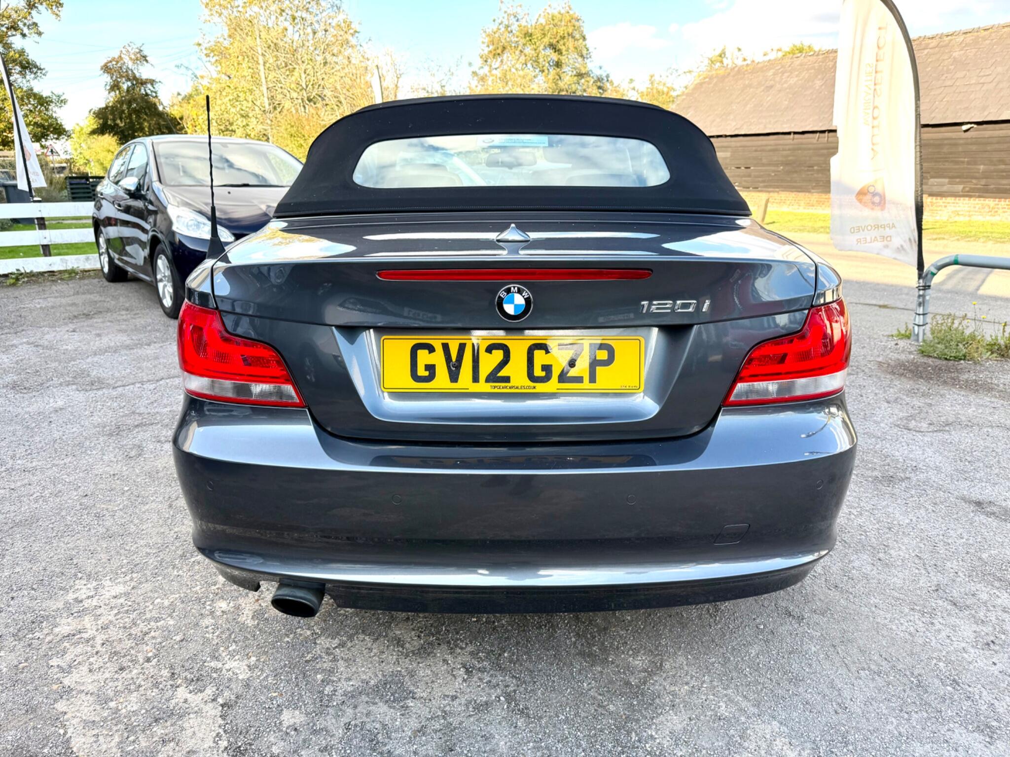 2012 BMW 1 Series image 9
