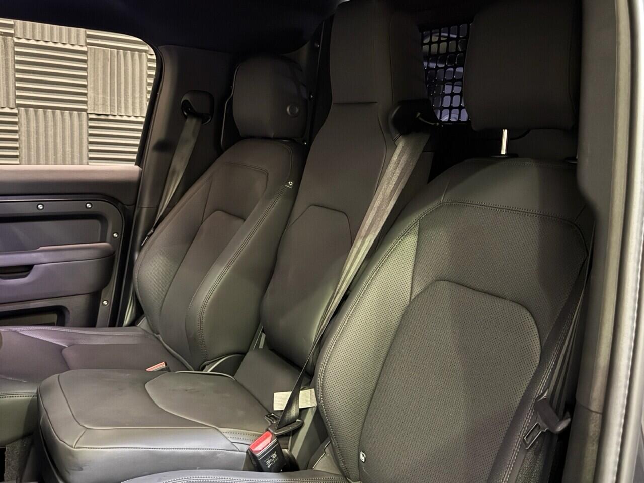 Land Rover Defender 110 view 27