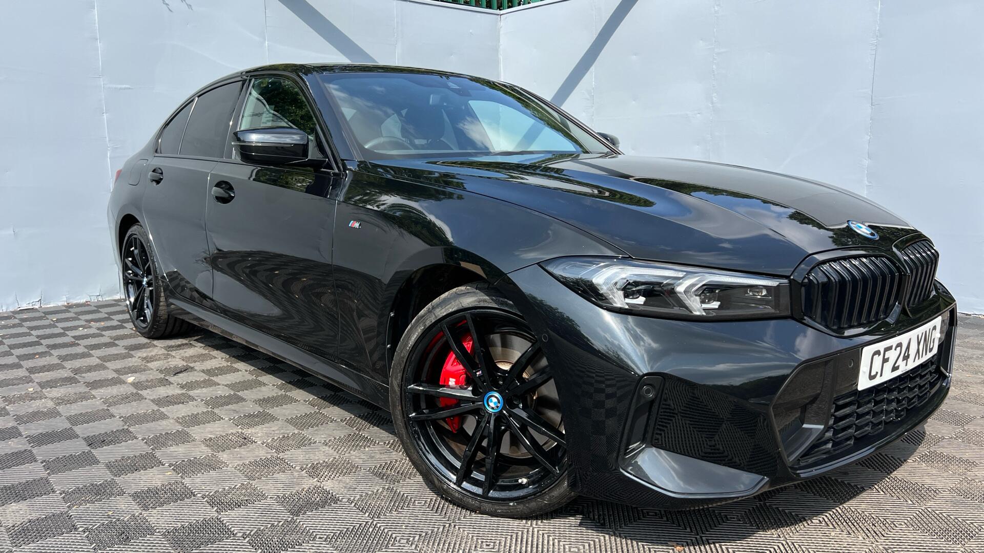 BMW 3 Series view 24