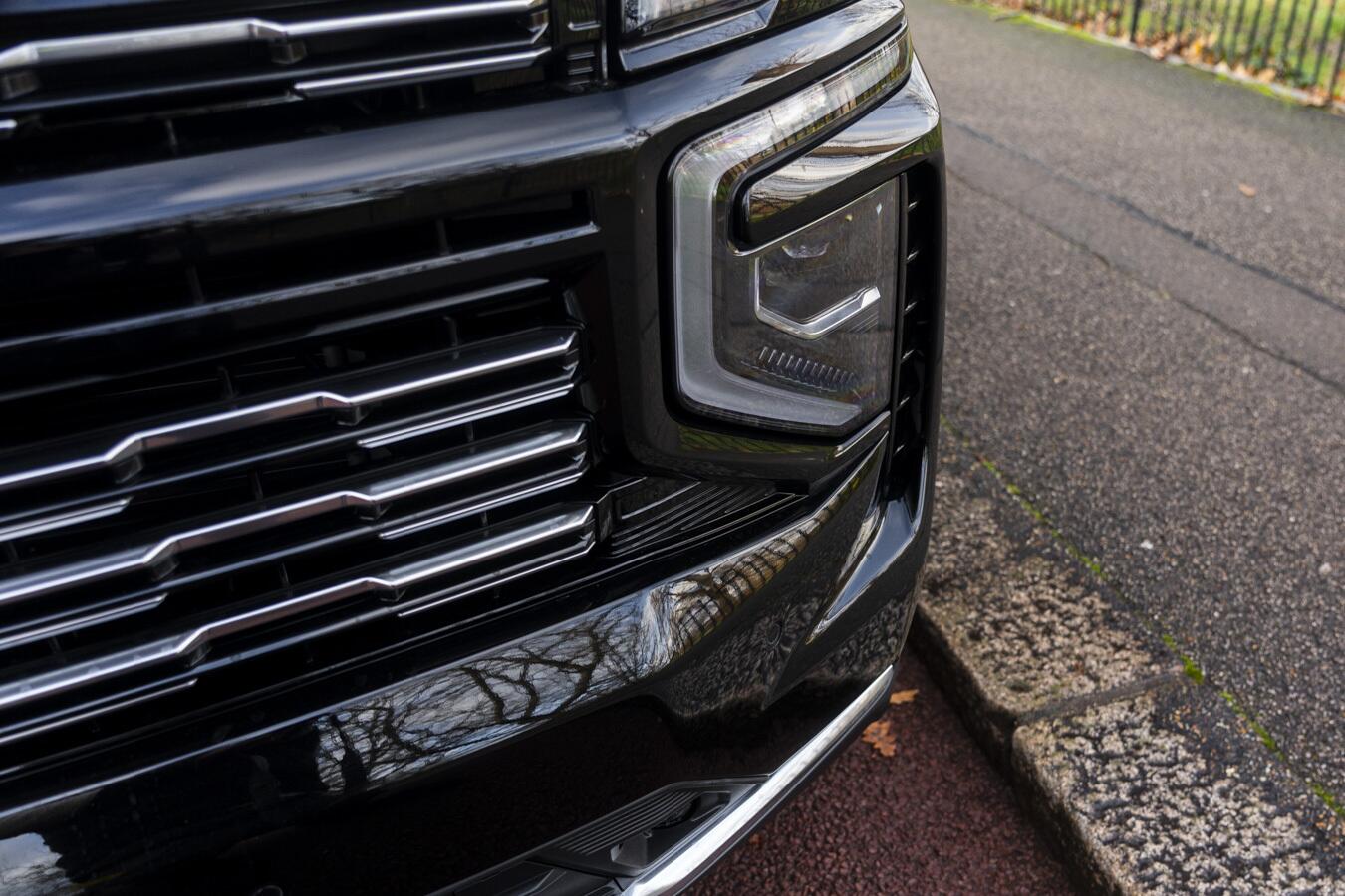 Chevrolet Suburban view 18