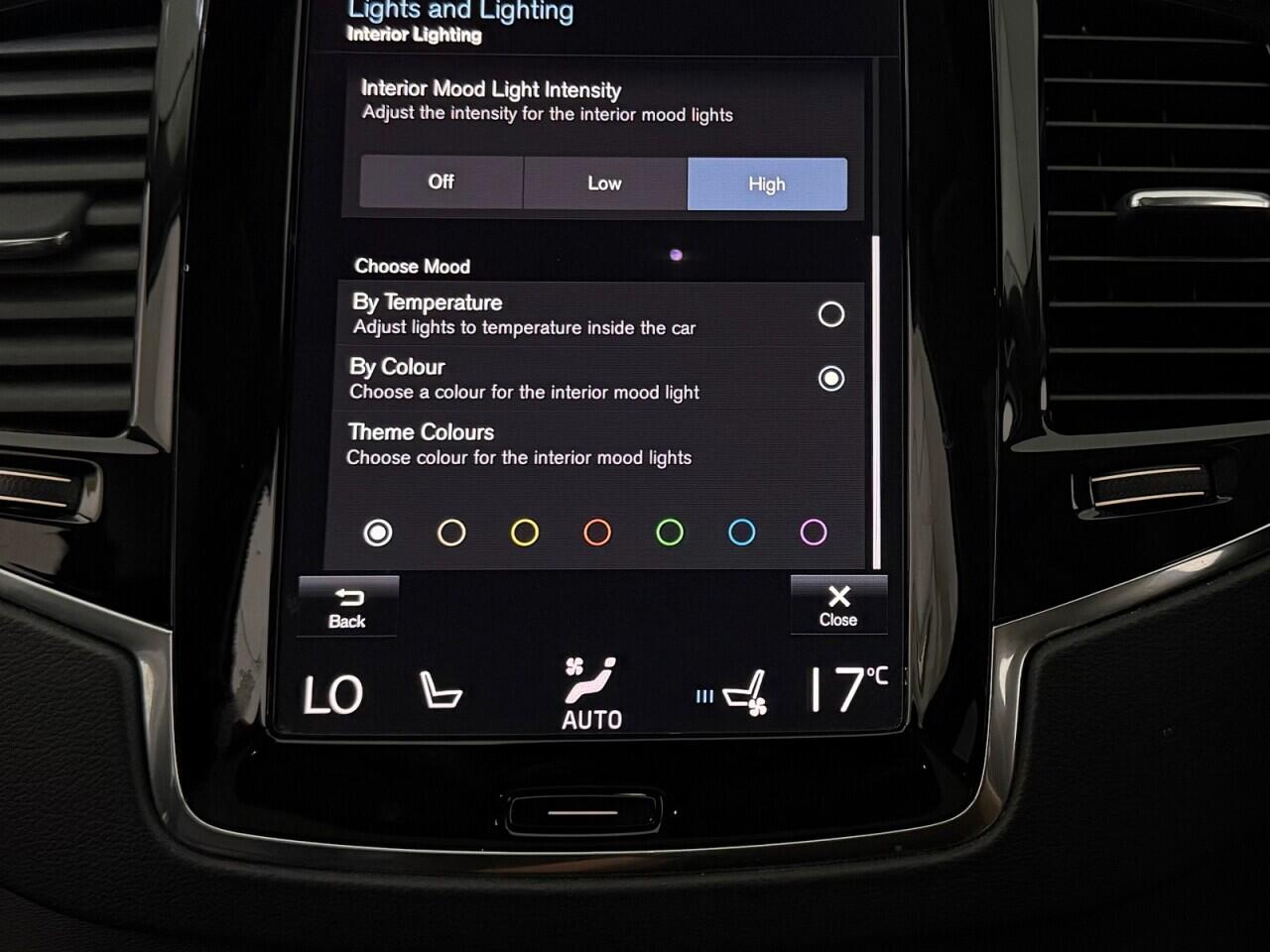 Volvo XC90 view 8