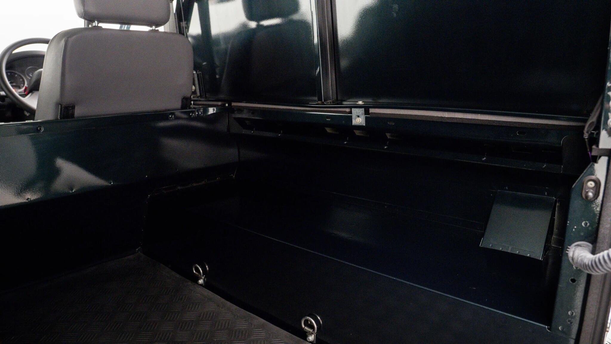 Land Rover Defender 90 view 18