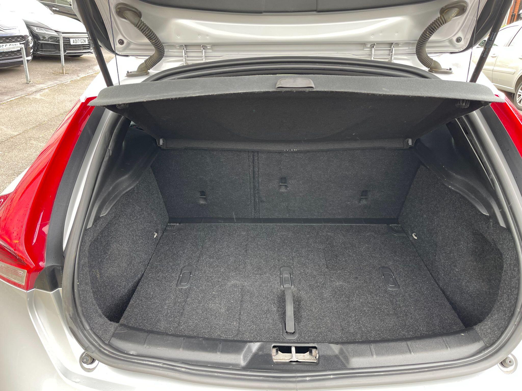 Volvo V40 view 22