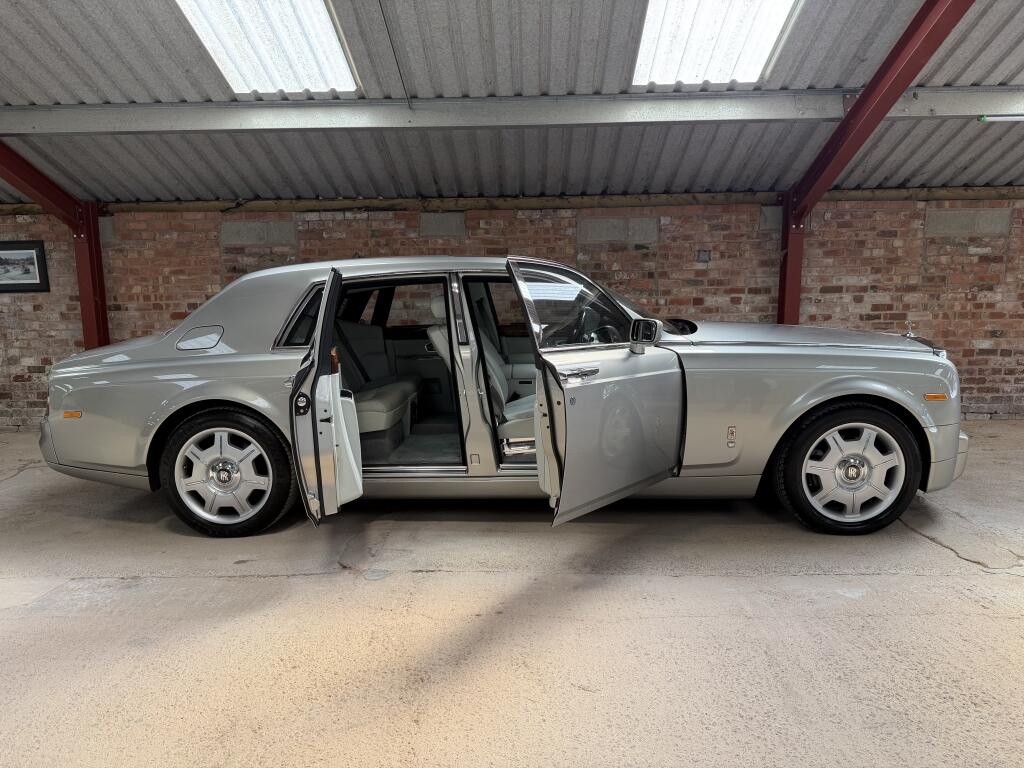 Rolls-Royce Phantom view 4