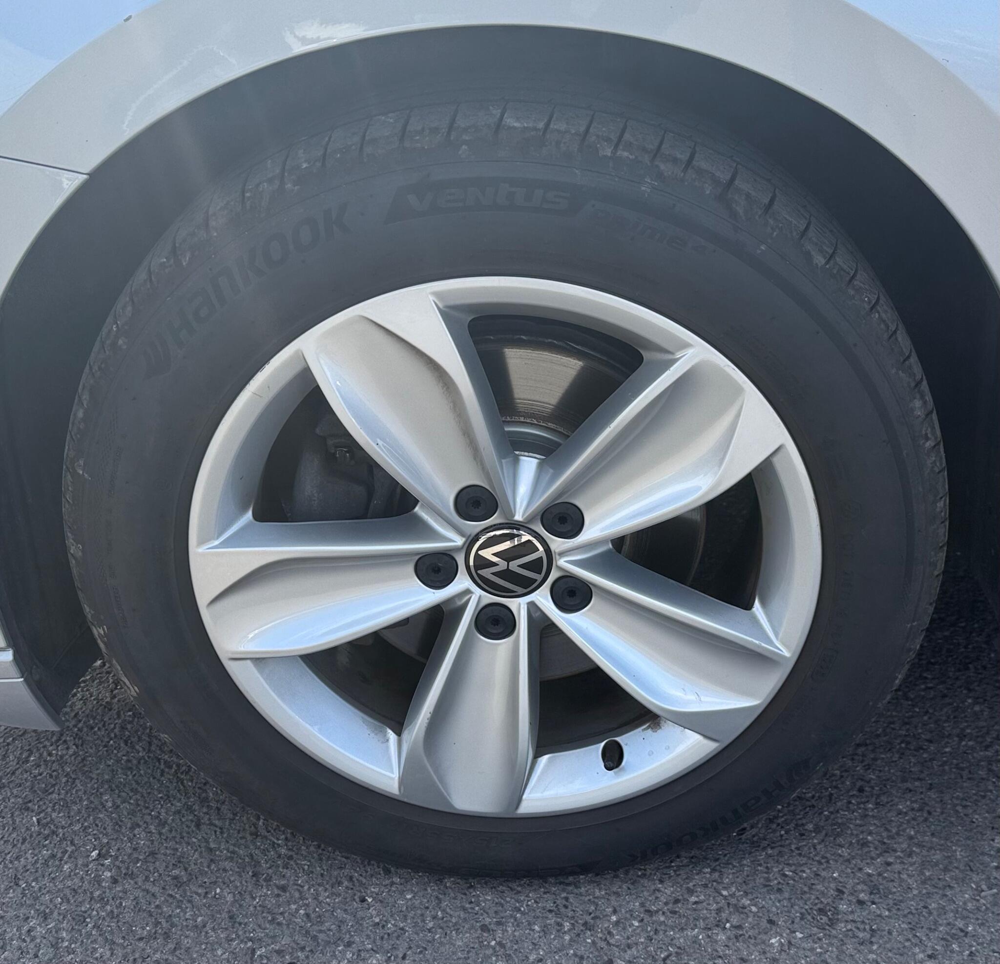 Volkswagen Passat view 14
