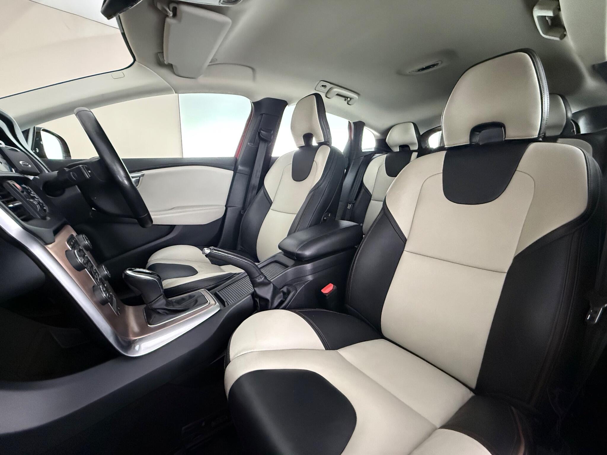 Volvo V40 Cross Country view 27