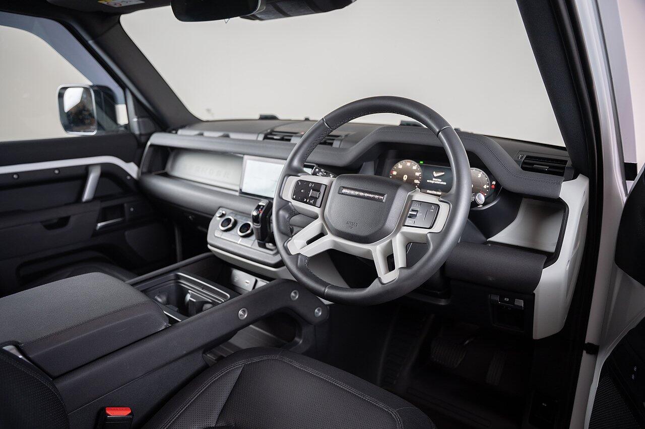 Land Rover Defender 90 view 19