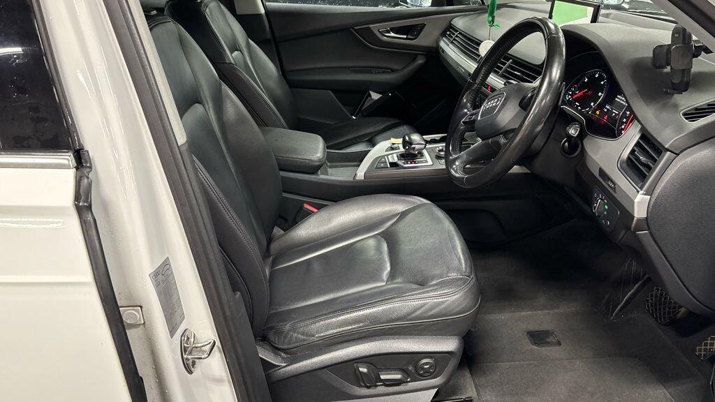 Audi Q7 view 11