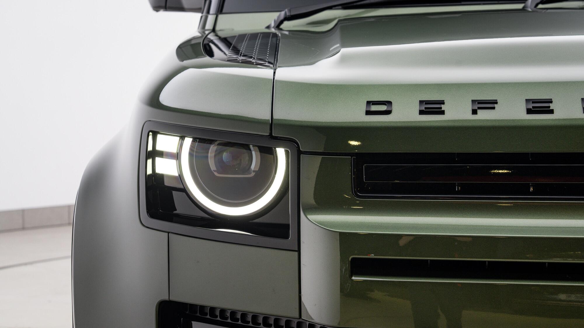 Land Rover Defender 110 view 32
