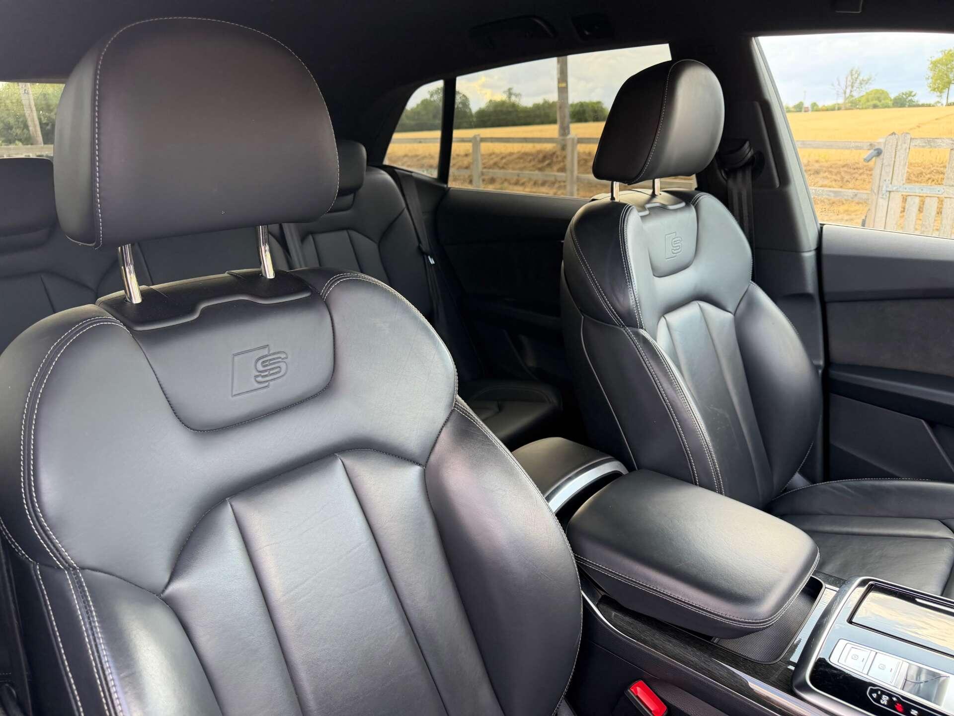 Audi Q8 view 15