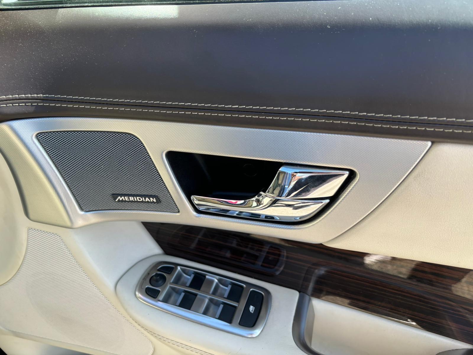 Jaguar XF view 13