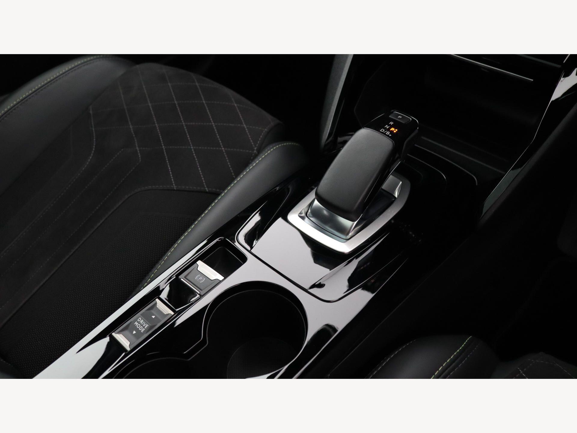Peugeot e-208 view 25