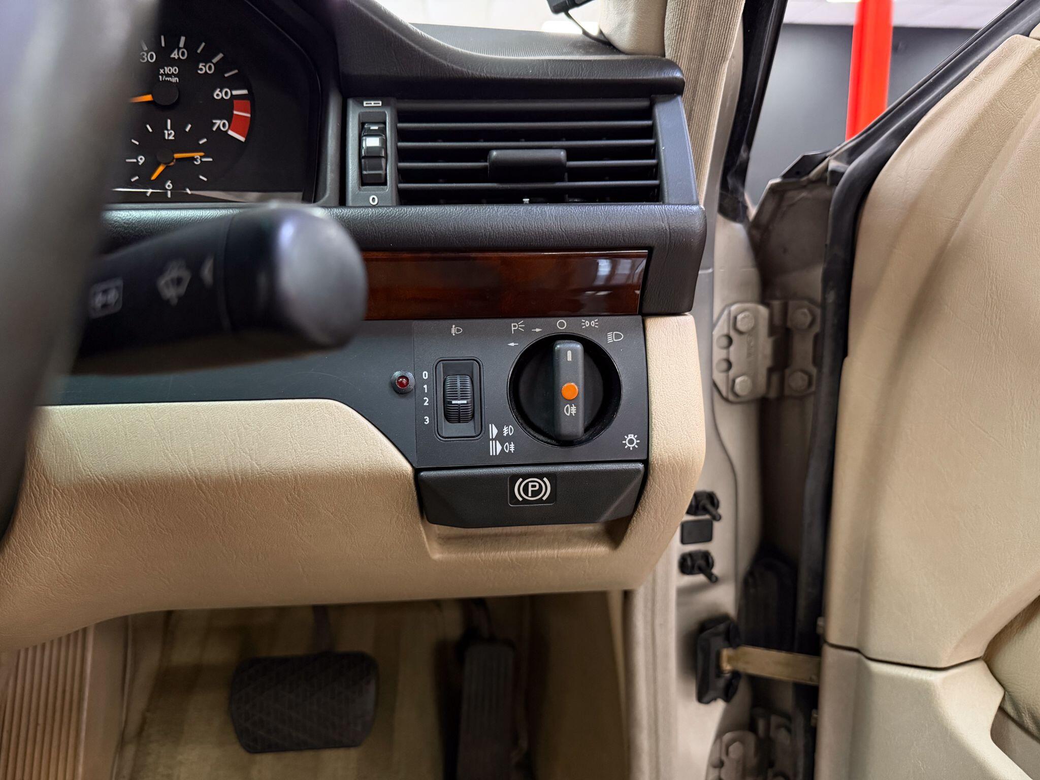 Mercedes-Benz E Class view 27
