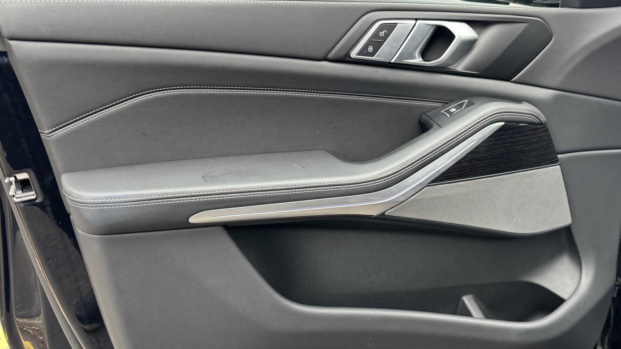 BMW X5 view 24