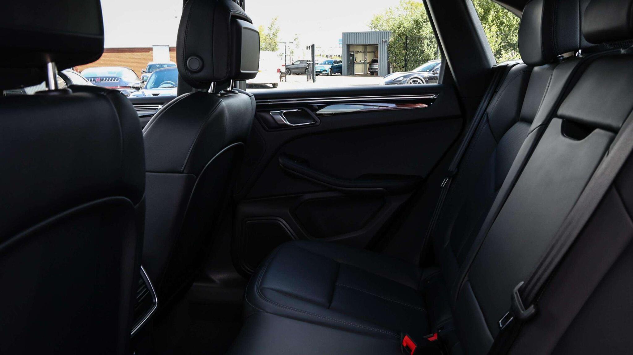 Porsche Macan view 21