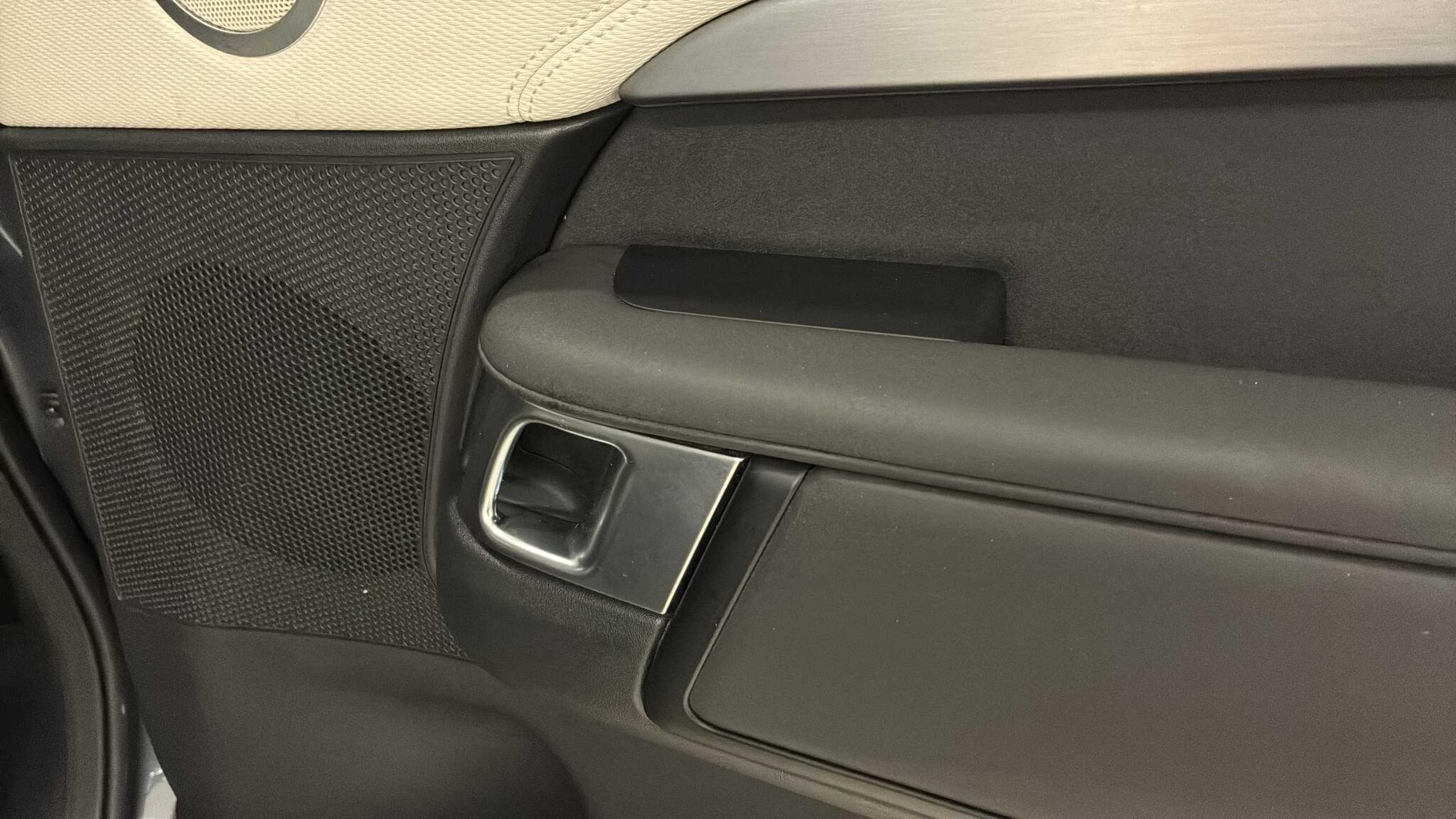 Land Rover Discovery view 32