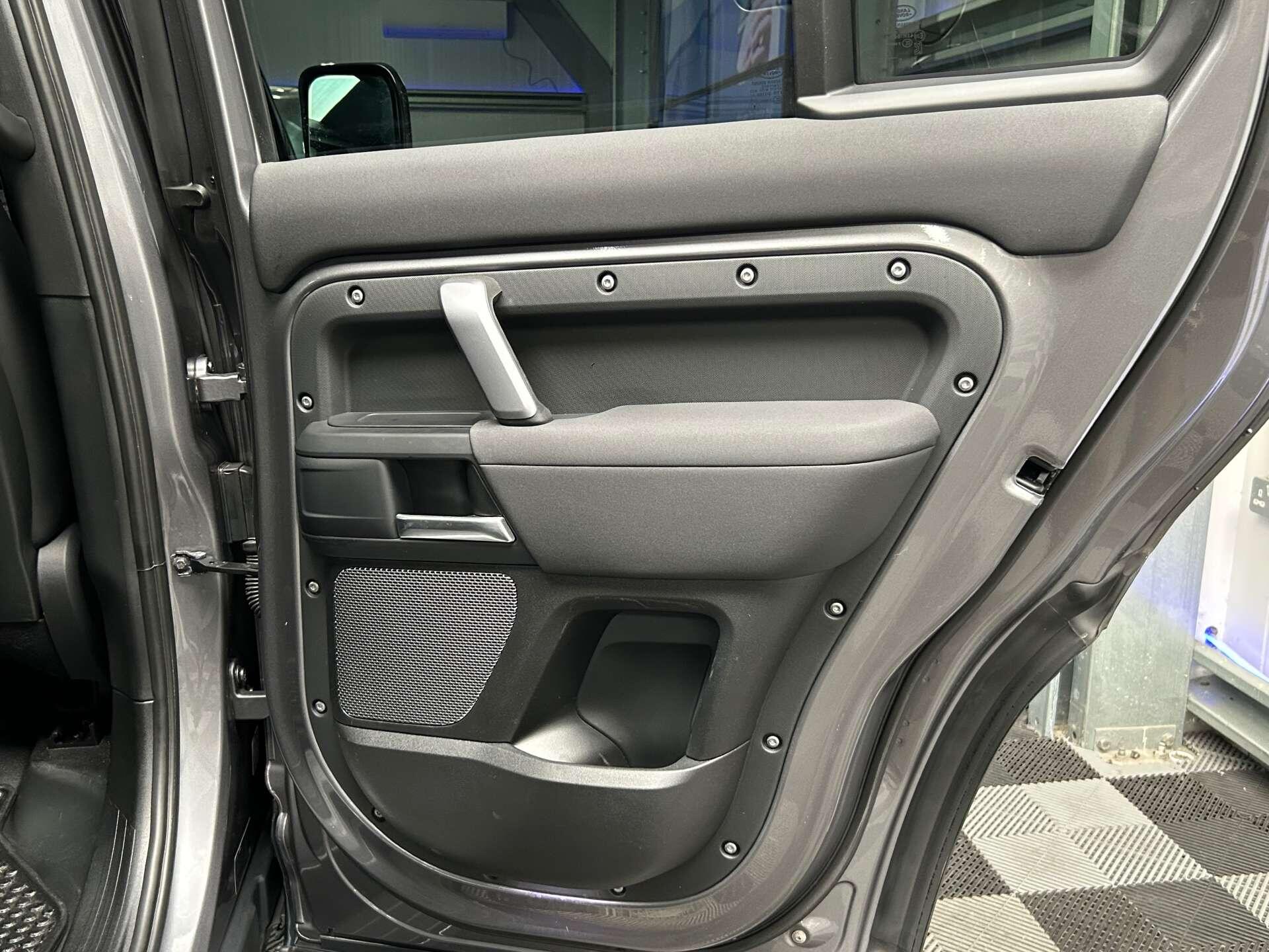 Land Rover Defender 110 view 27