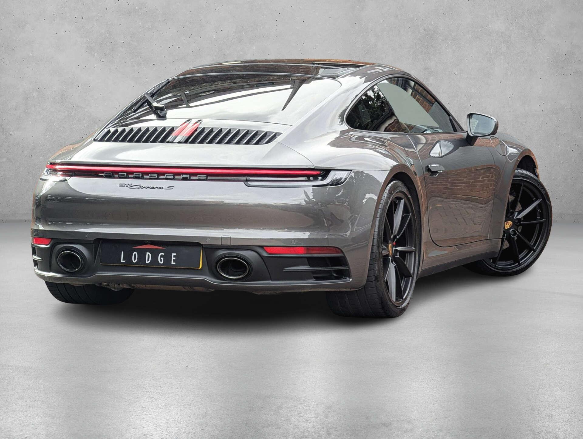 Porsche 911 view 7