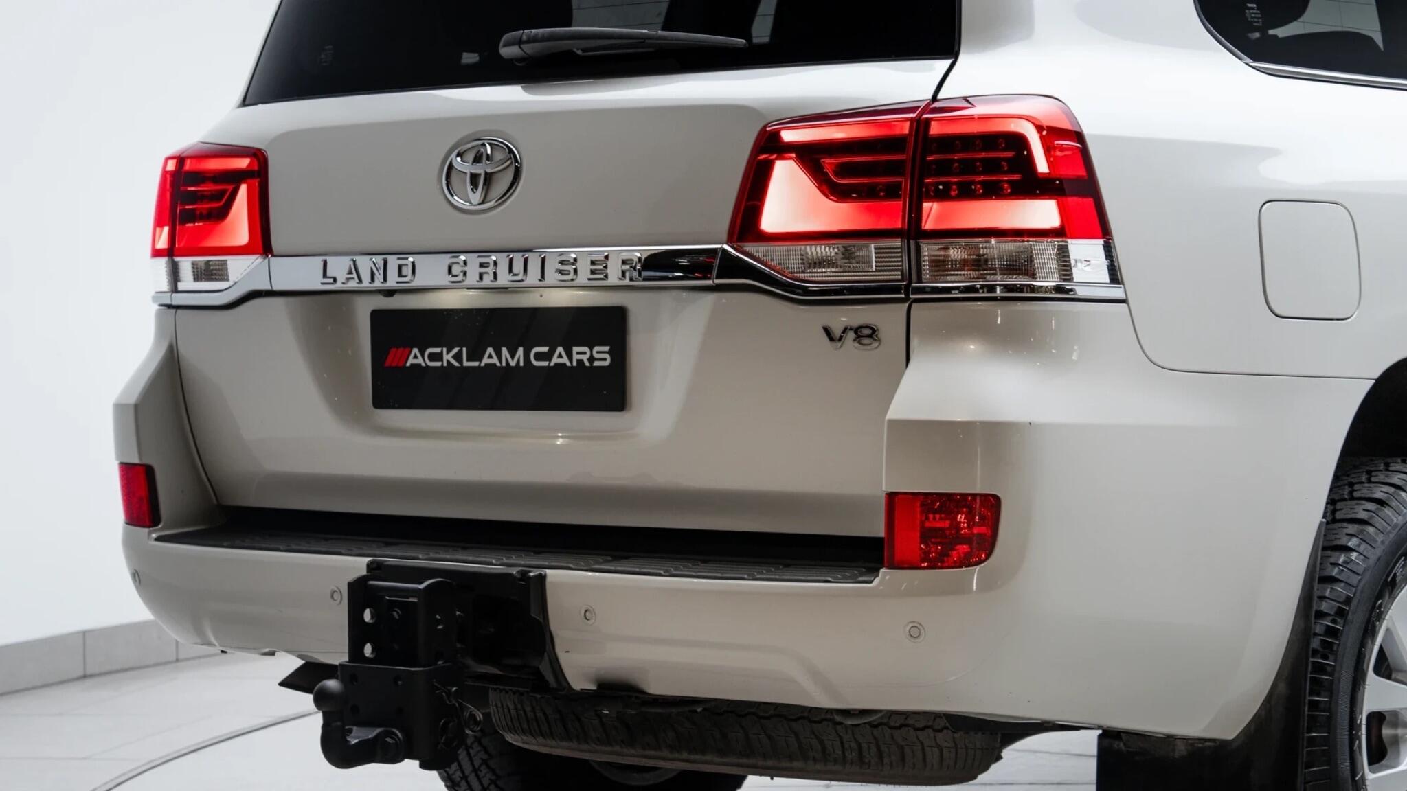 Toyota Land Cruiser view 5