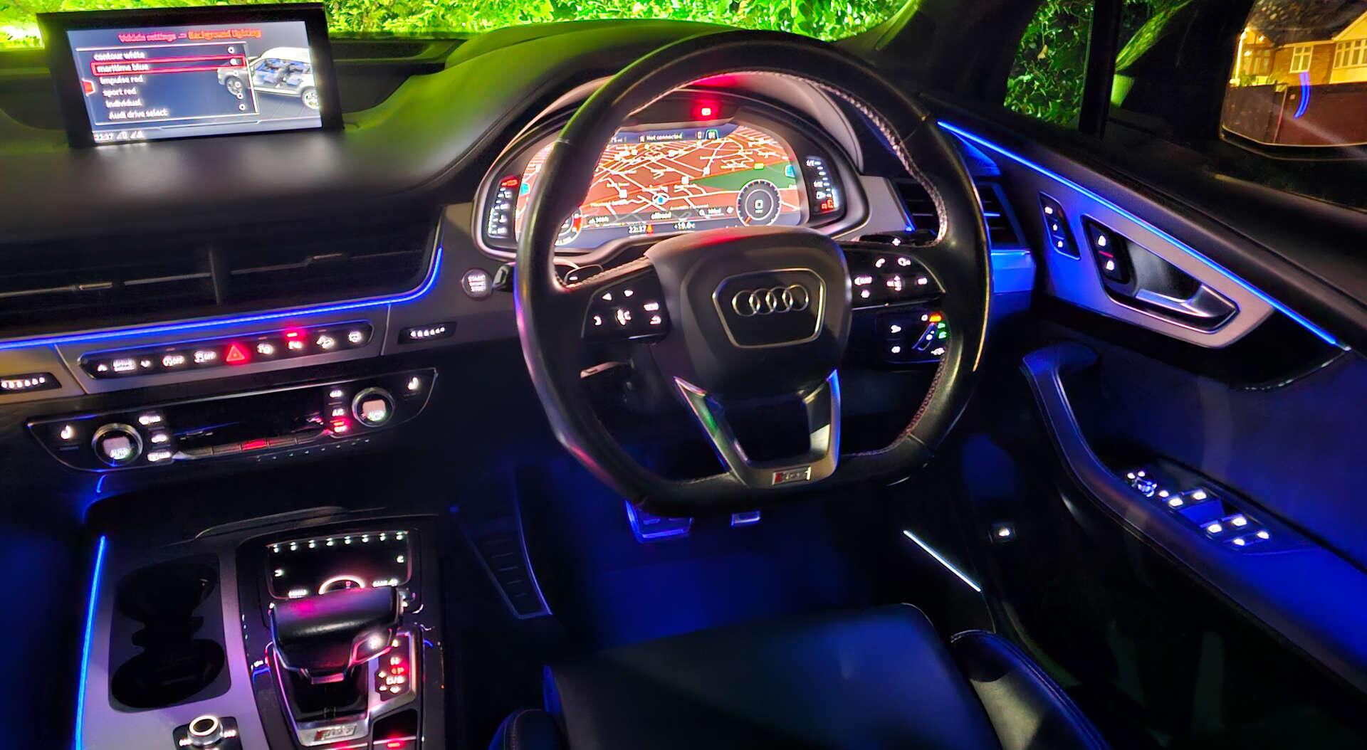 Audi SQ7 view 16