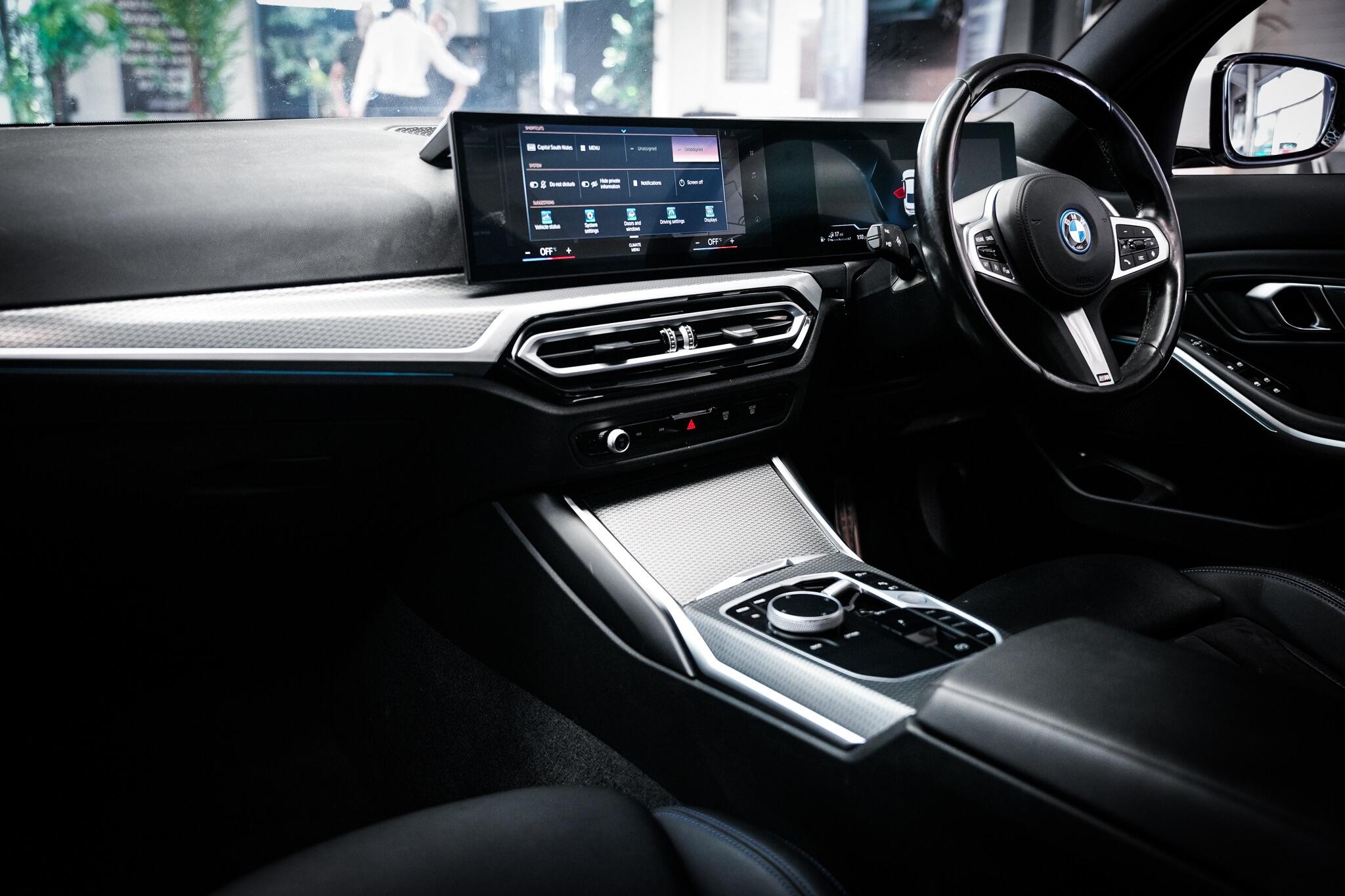 BMW 3 Series view 22
