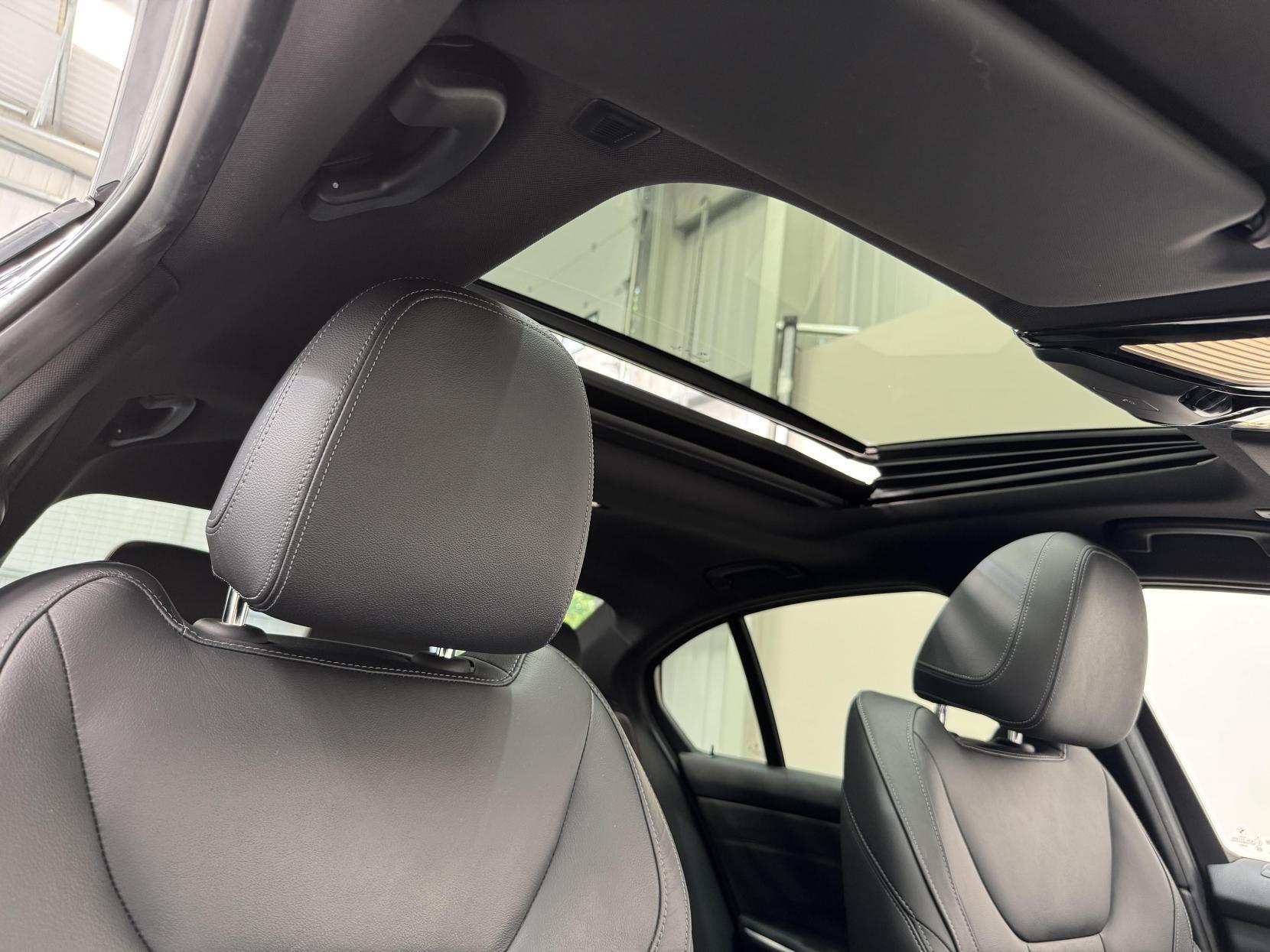 BMW 3 Series view 25