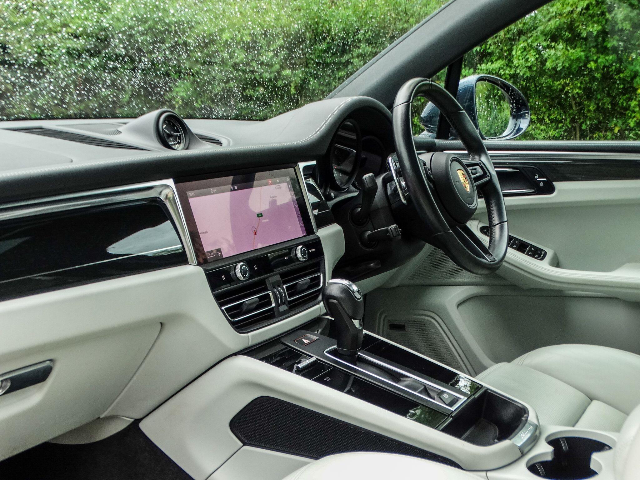 Porsche Macan view 16