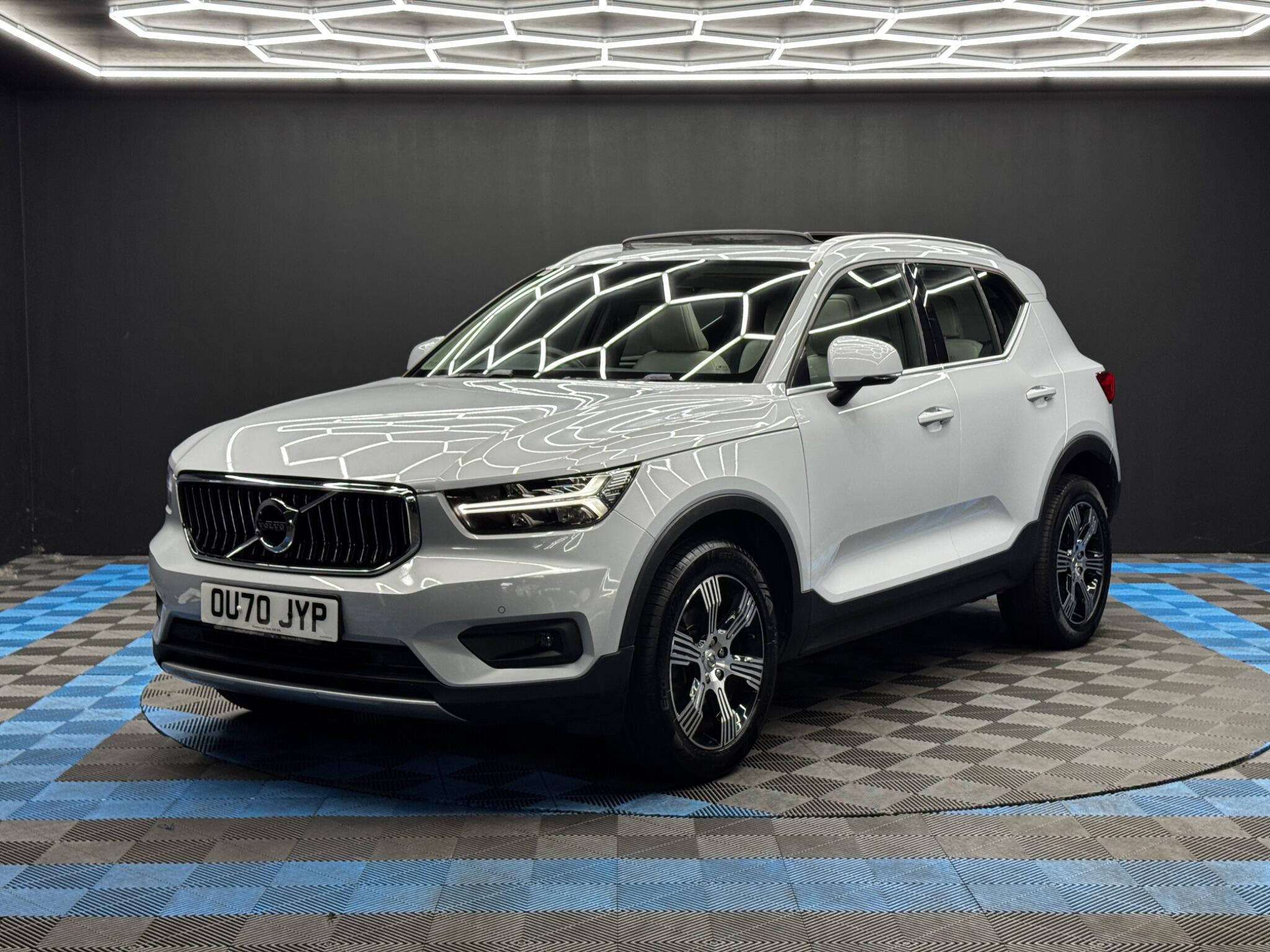 Volvo XC40 view 3