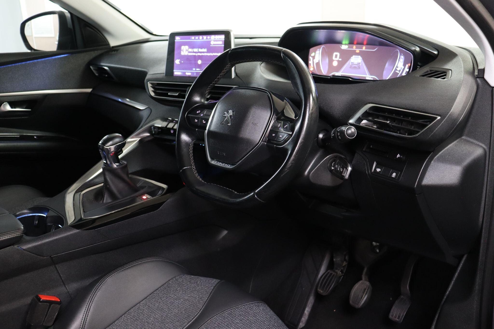 Peugeot 3008 view 5
