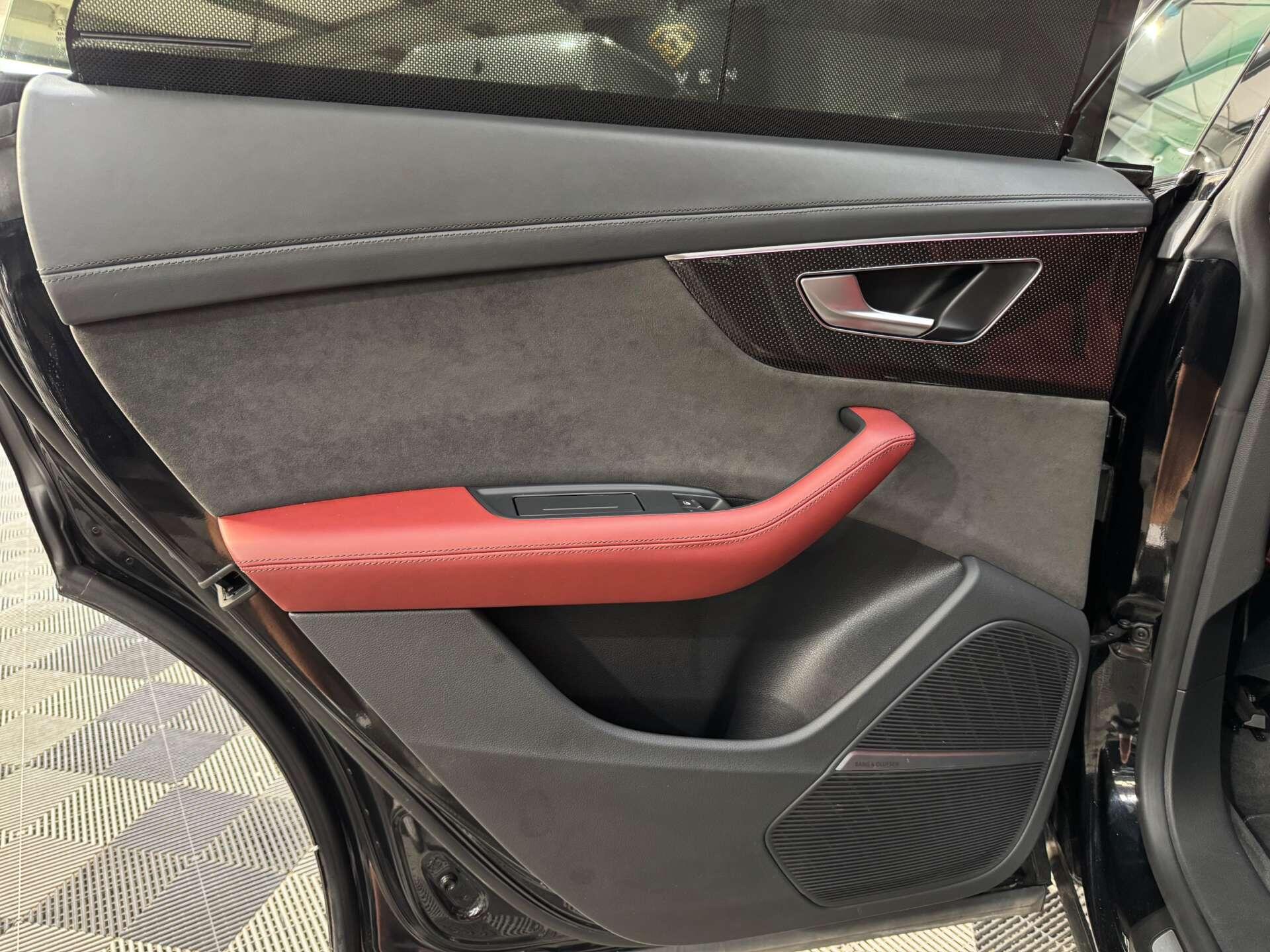 Audi SQ8 view 30
