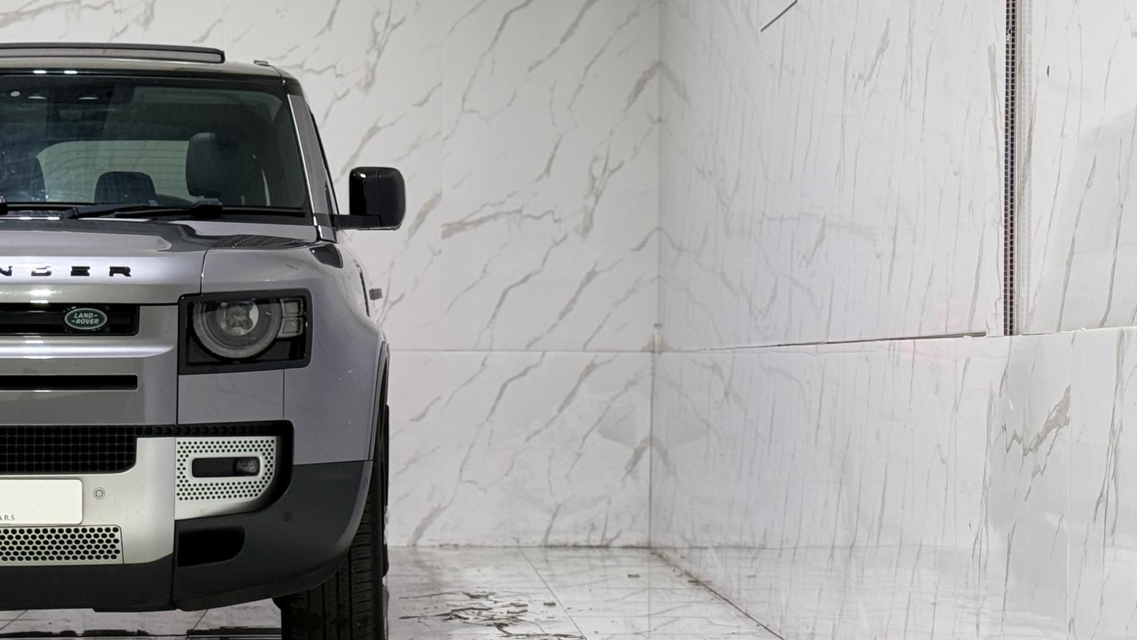 Land Rover Defender view 41