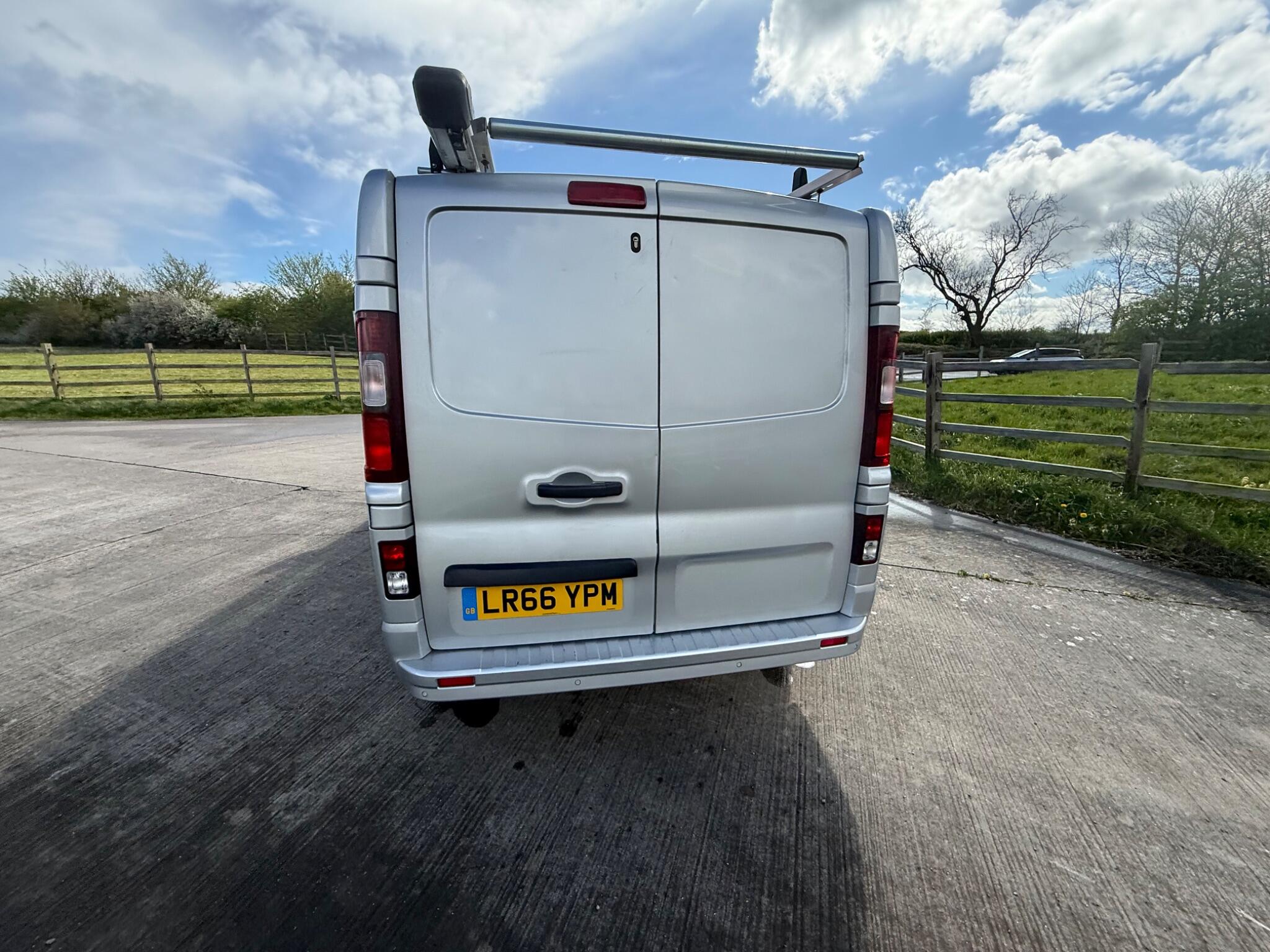 Vauxhall Vivaro 1.6 CDTi 2900 BiTurbo Sportive L1 H1 Euro 6 (s/s) 5dr — photo 18 of 98