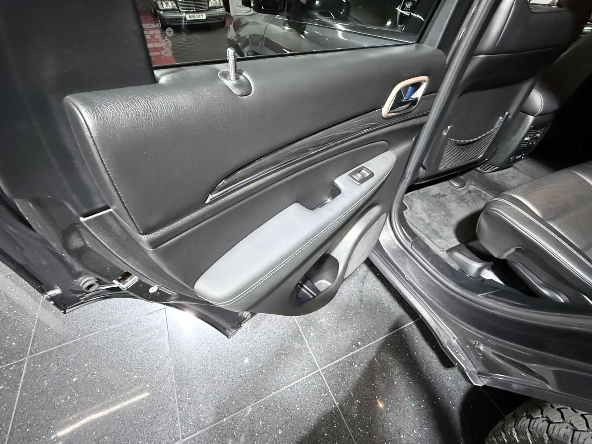Jeep Grand Cherokee view 65